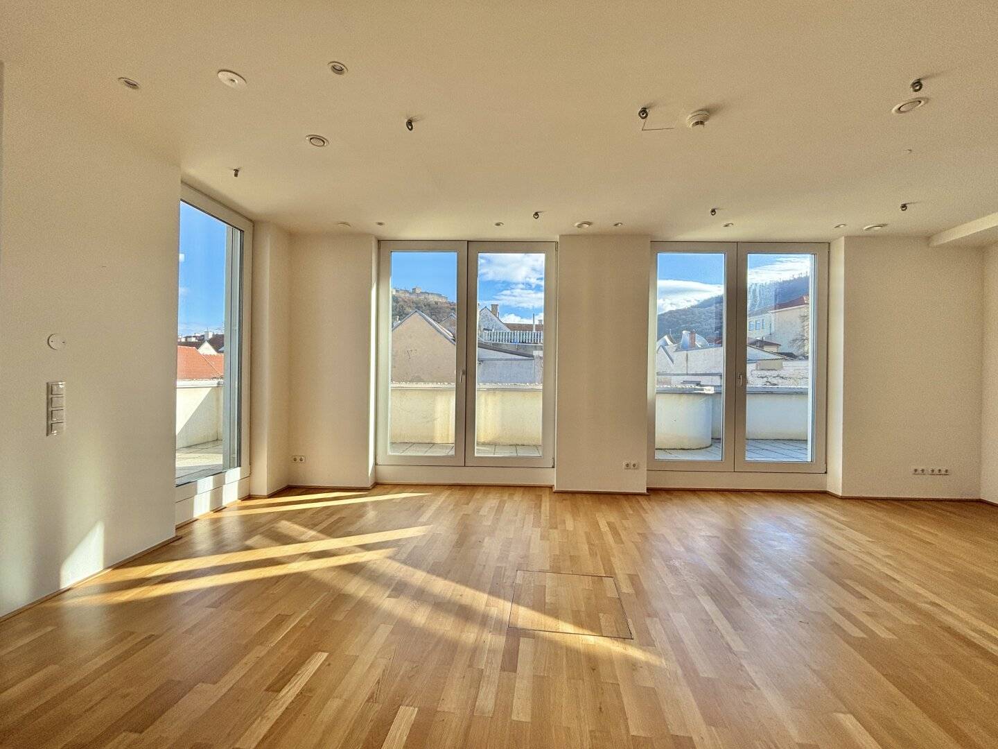 Medical practice seeks a physician with personality | Doctors' Center with direct view of Schlossberg | Spacious outdoor areas