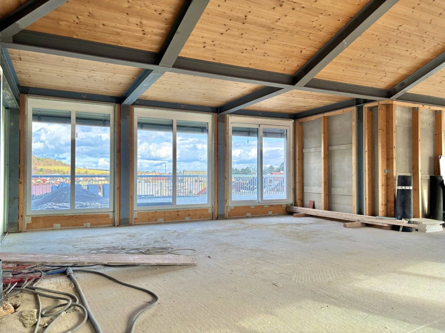Yoga studio, fitness room or seminar room in the medical field | over the rooftops of Hainburg | including a wraparound terrace approx. 136 m²