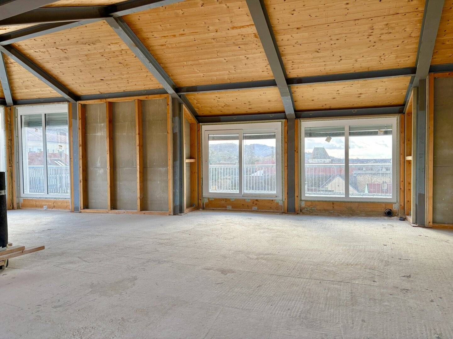 Yoga studio, fitness room or seminar room in the medical field | over the rooftops of Hainburg | including a wraparound terrace approx. 136 m²