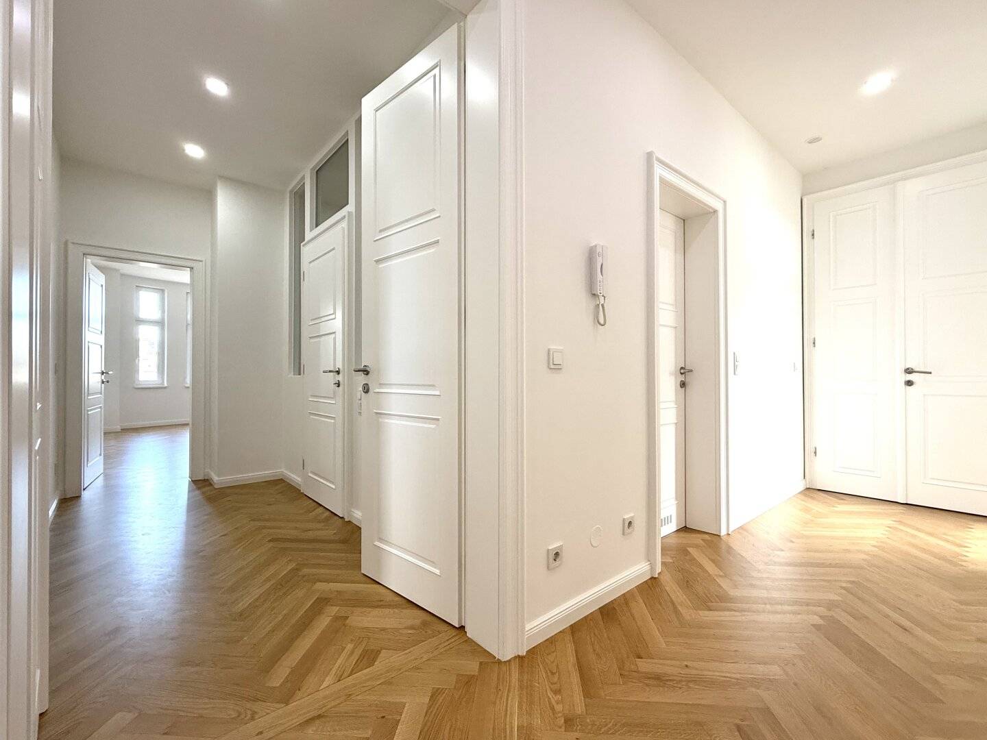 Old Building Apartment Newly Renovated With Loggia Near U3