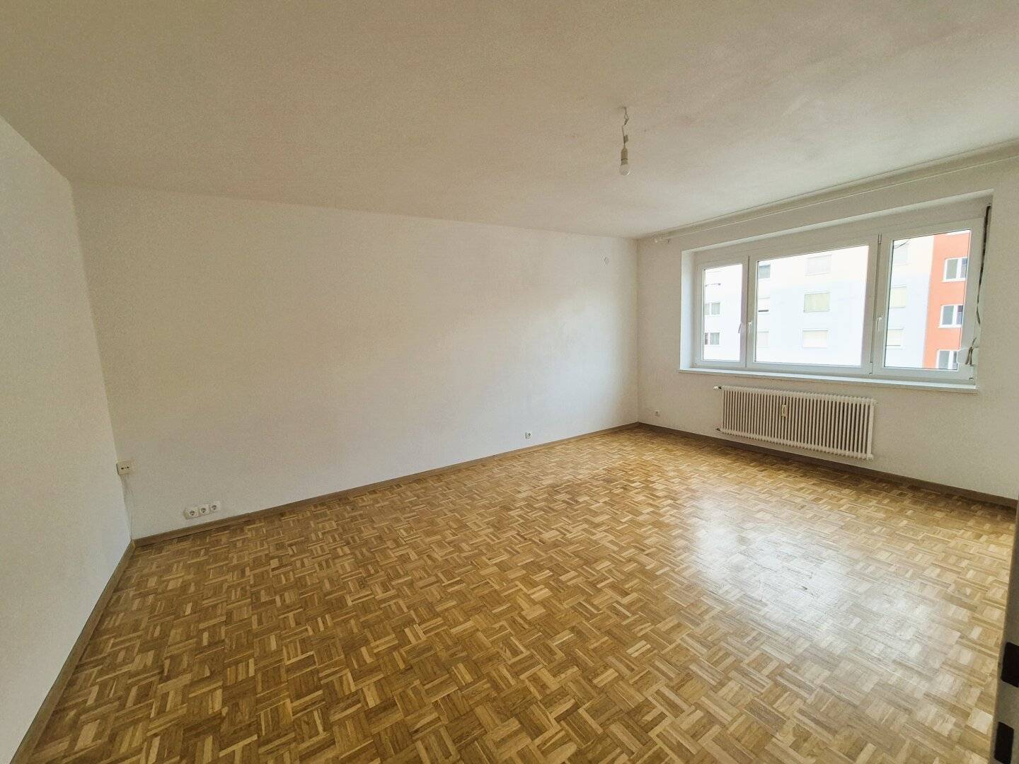 Bright Wohnung with loggia on the fourth floor