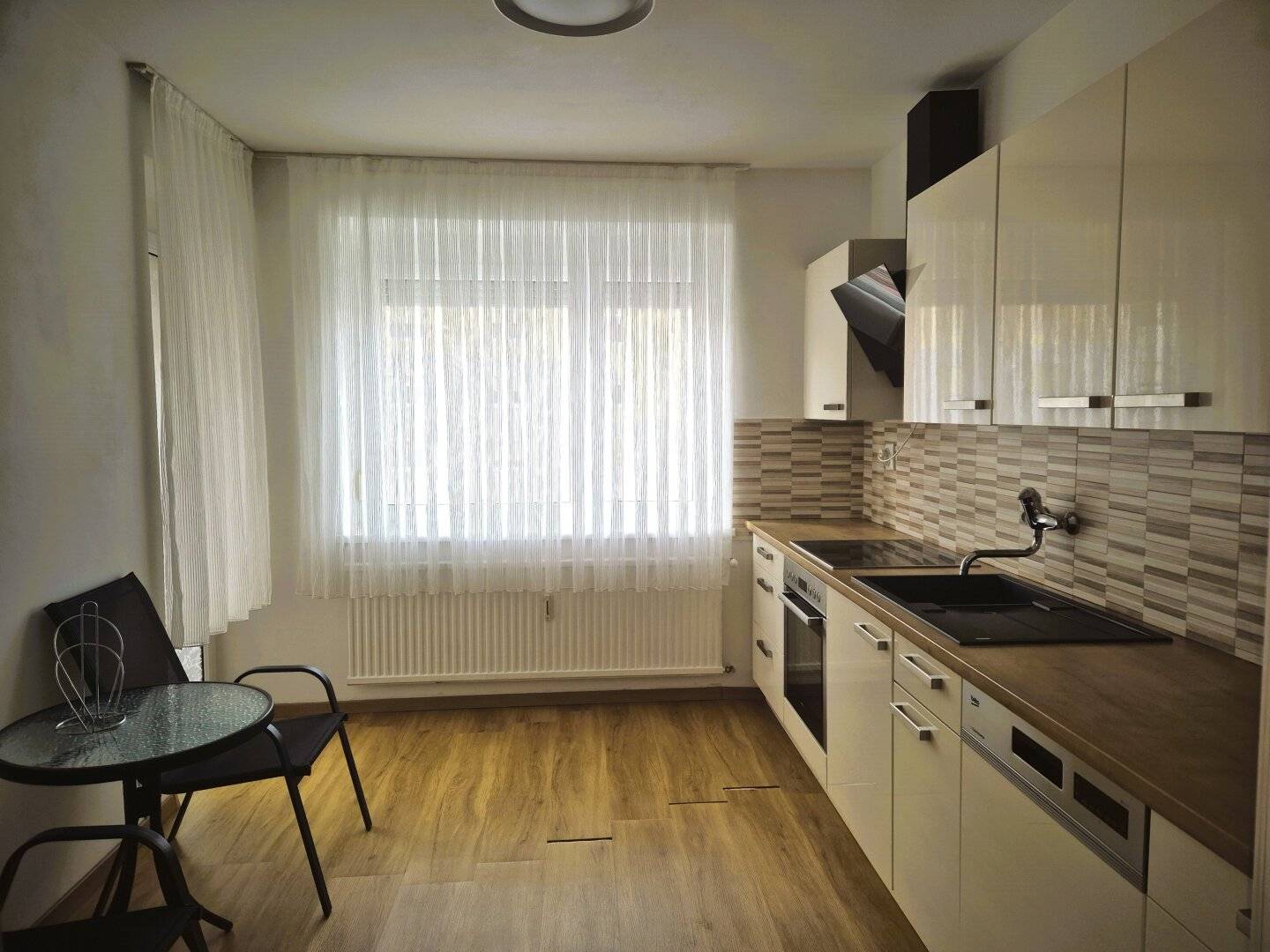 Bright Wohnung with loggia on the fourth floor