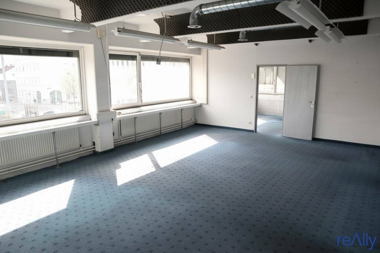 Lichtdurchflutete Bürofläche mit Lager und zusätzlichen Parkmöglichkeiten.