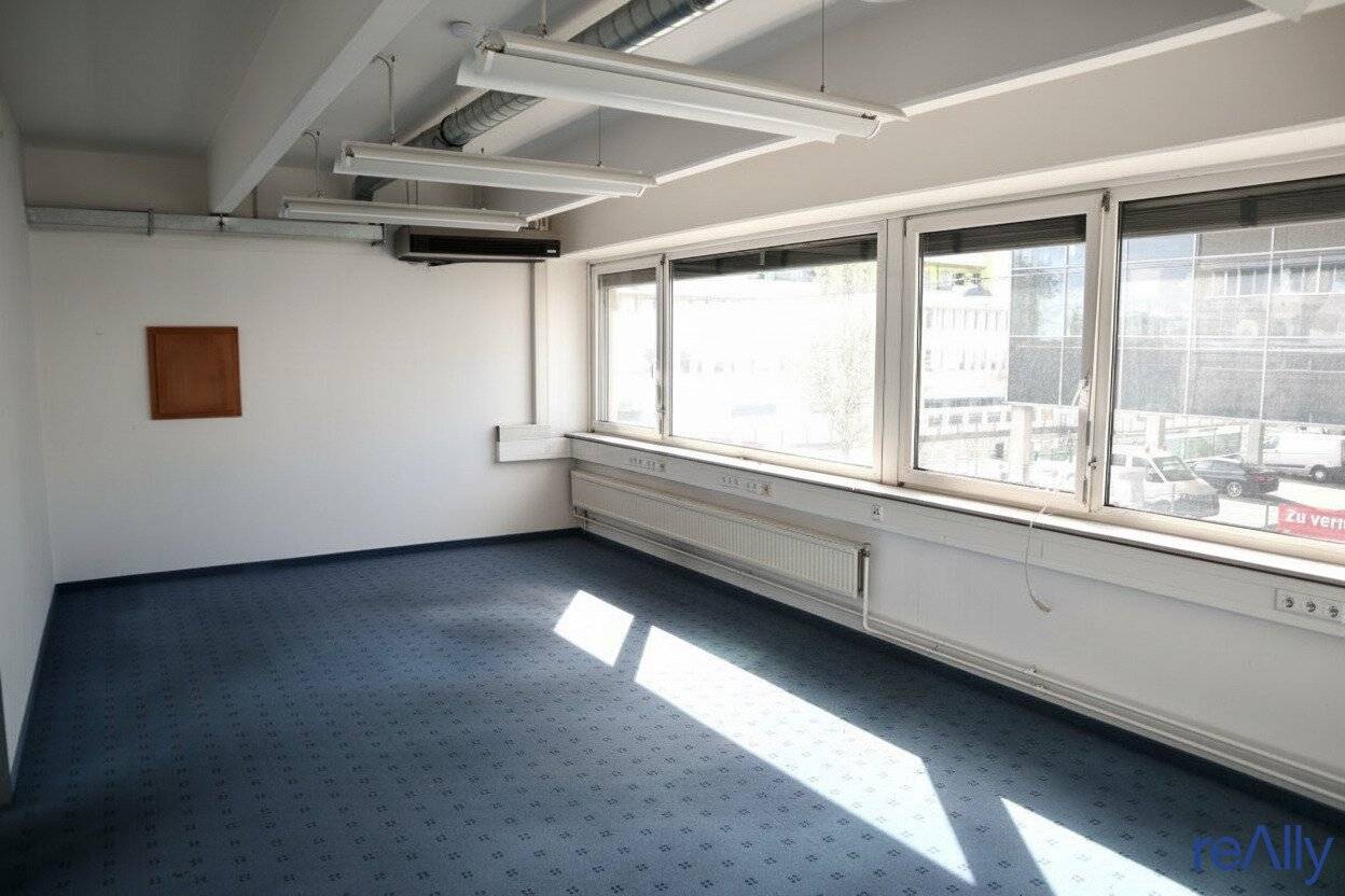 Lichtdurchflutete Bürofläche mit Lager und zusätzlichen Parkmöglichkeiten.