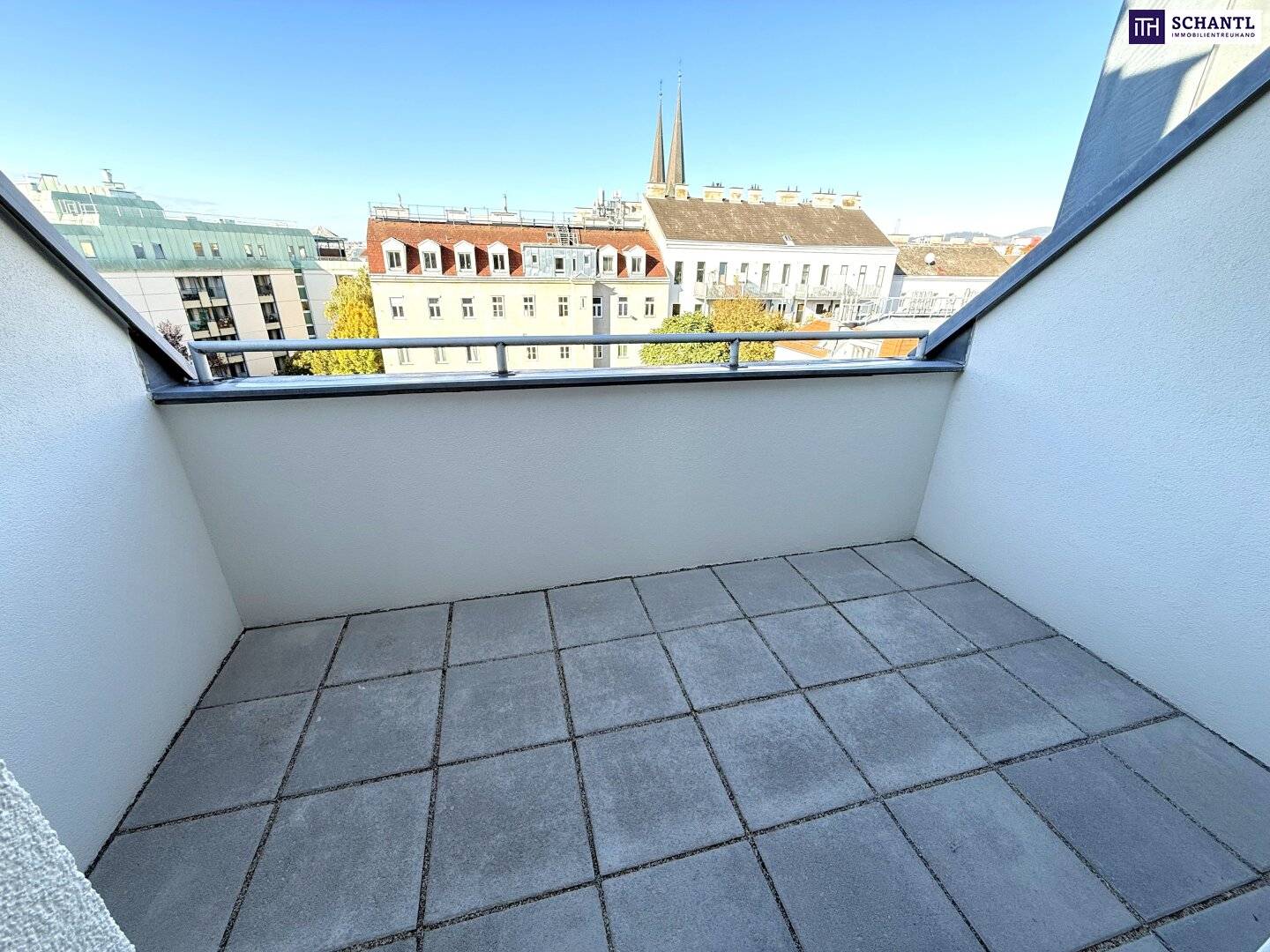 Top floor apartment with two terraces