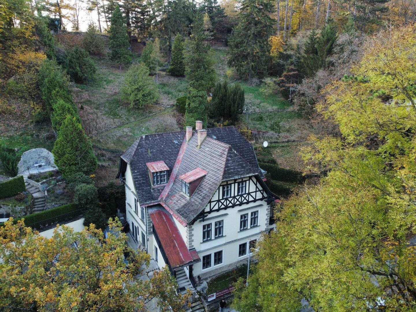 Extraordinary villa in an absolutely quiet forest edge location I Surroundings of pure nature near Lainzer Tiergarten I To be expanded and renovated06?Just kidding? Wait need to be precise,
