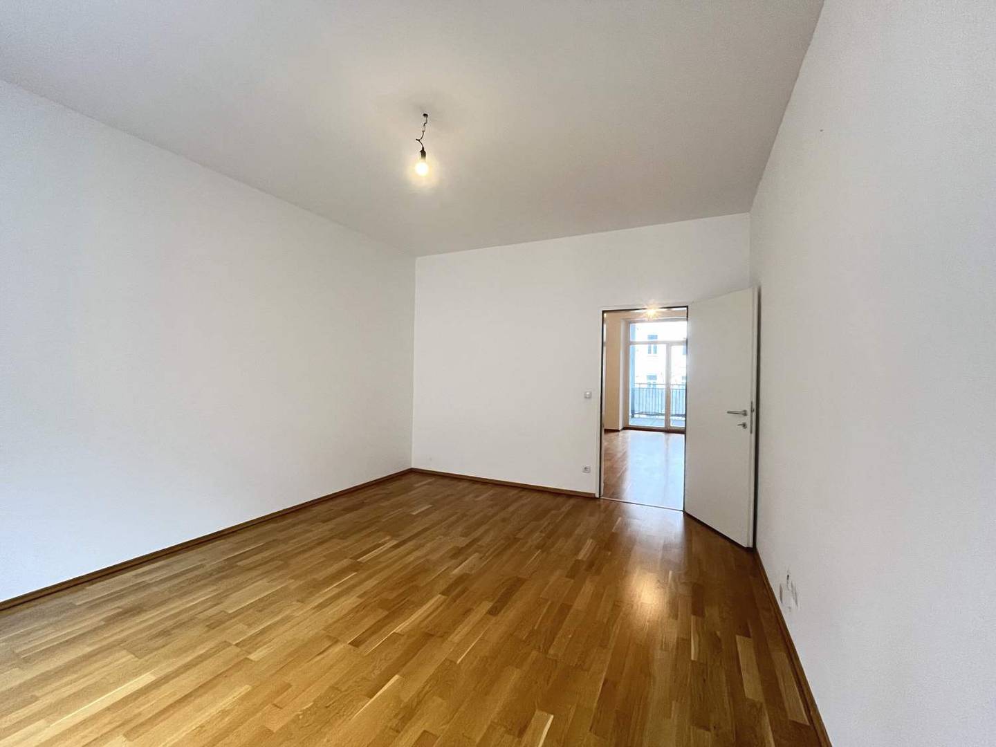 Helle Zwei Zimmer Wohnung mit Loggia im Altbau