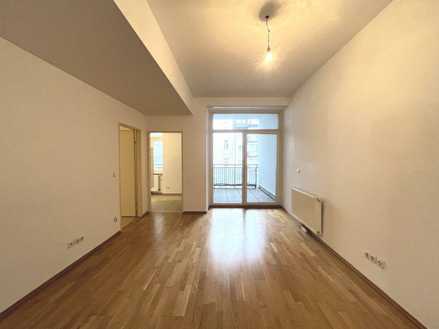 Helle Zwei Zimmer Wohnung mit Loggia im Altbau