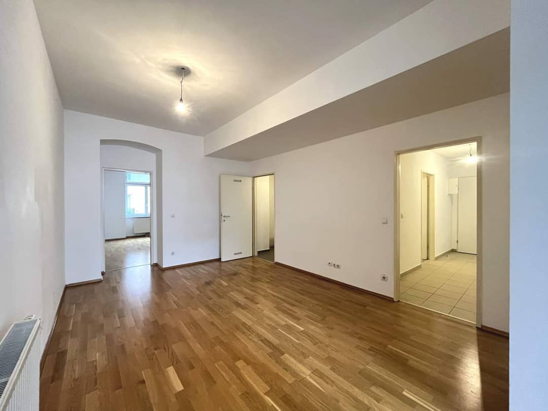 Helle Zwei Zimmer Wohnung mit Loggia im Altbau