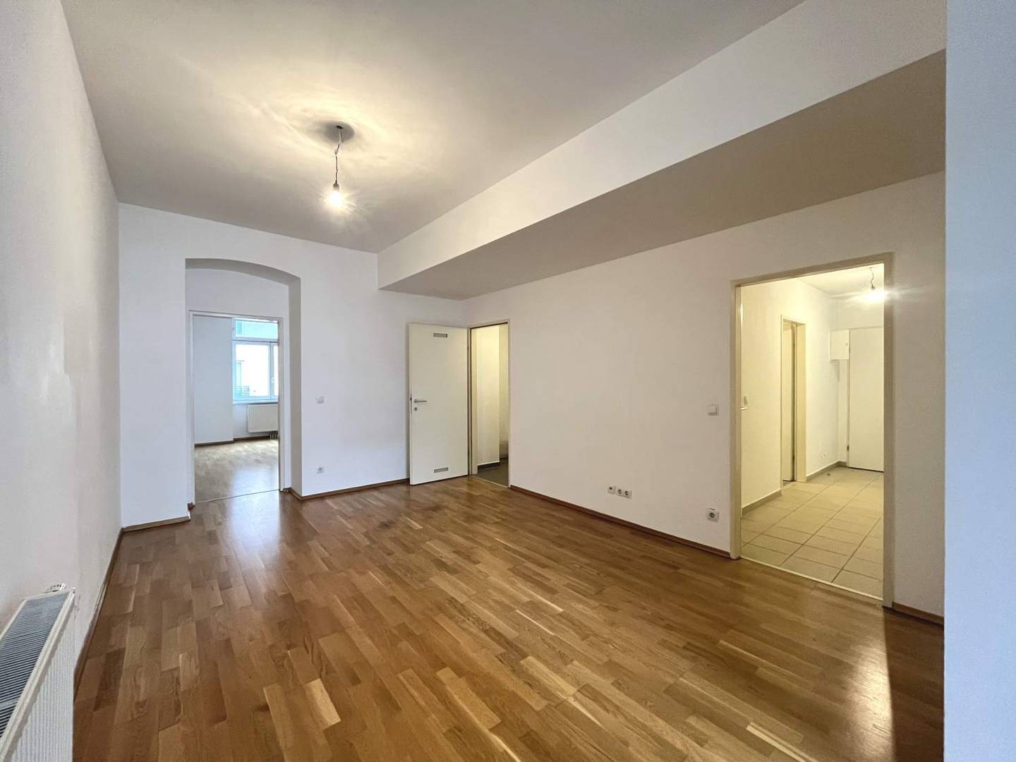 Helle Zwei Zimmer Wohnung mit Loggia im Altbau