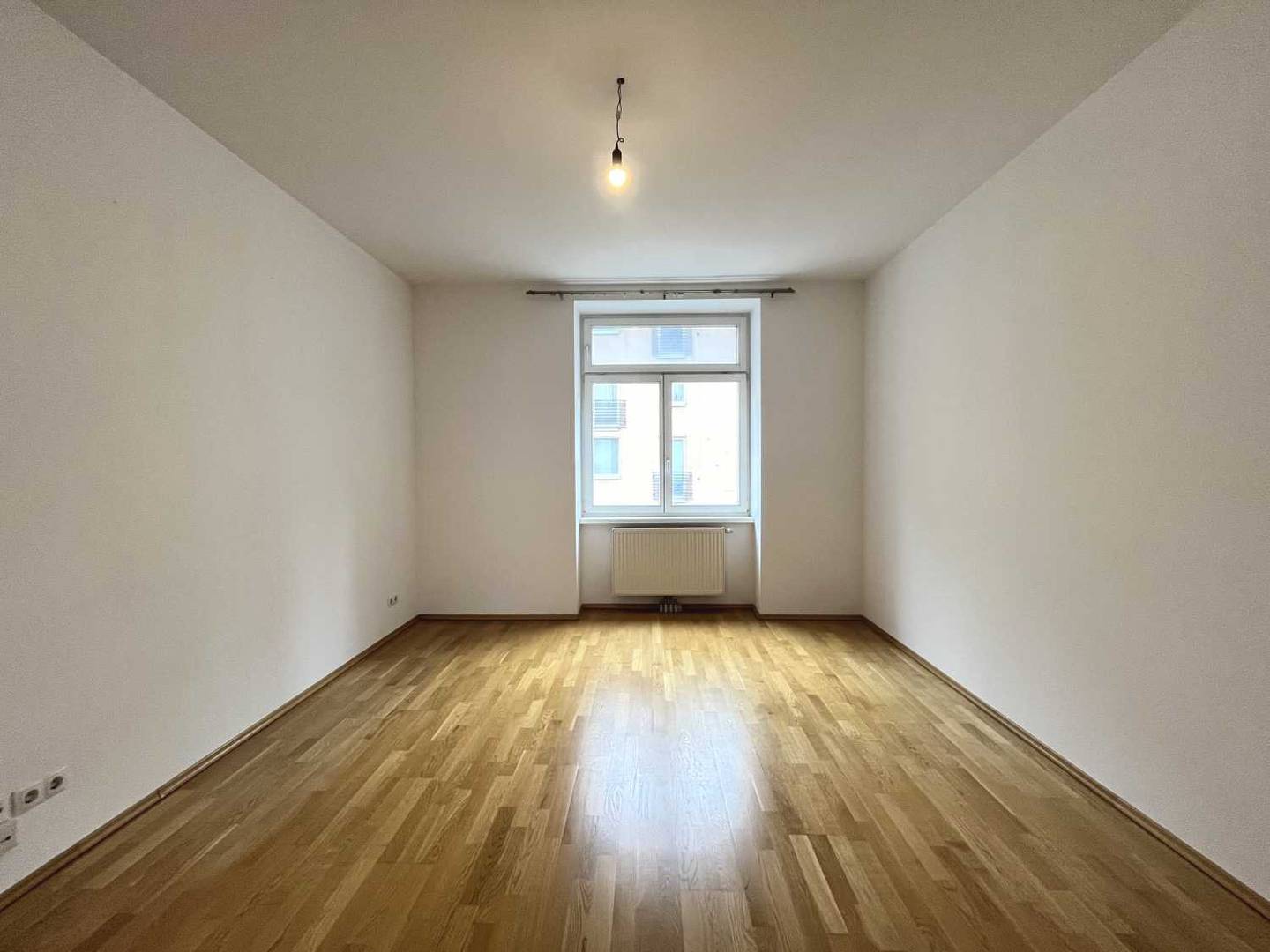 Helle Zwei Zimmer Wohnung mit Loggia im Altbau