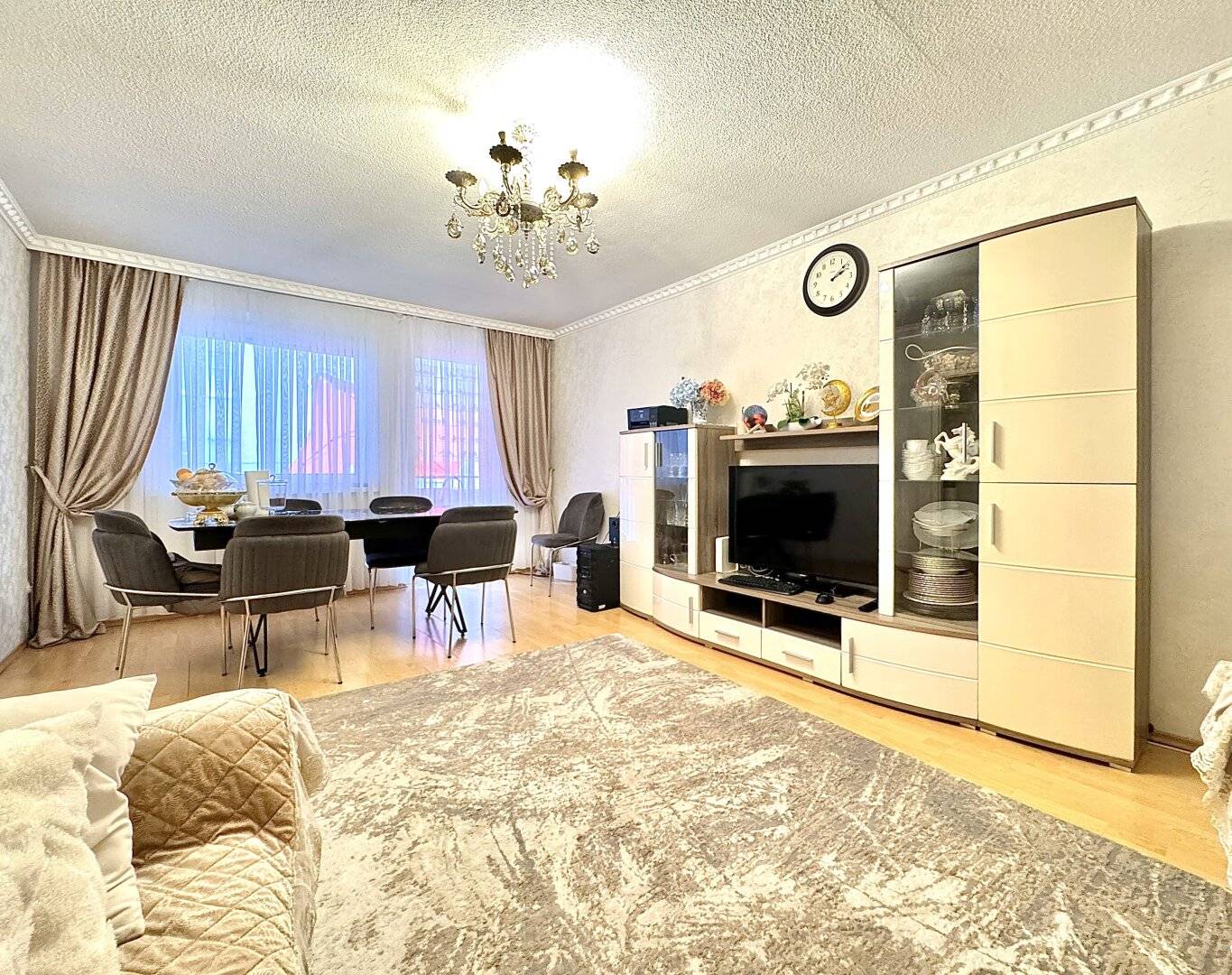 Apartment with loggia and built in kitchen near U6