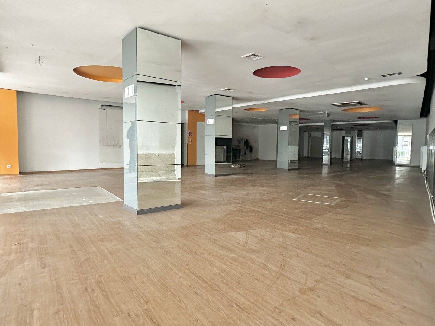 Indefinite commercial premises: Unique commercial space in a highly frequented location with optimal advertising opportunities
