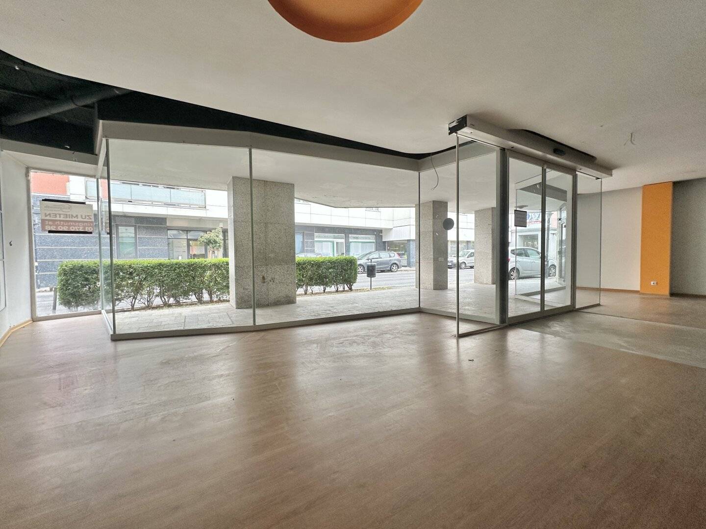 Indefinite commercial premises: Unique commercial space in a highly frequented location with optimal advertising opportunities