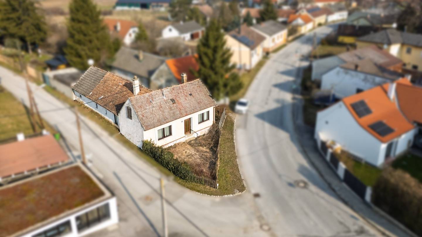 Corner plot 339m² with house in Klein-Harras