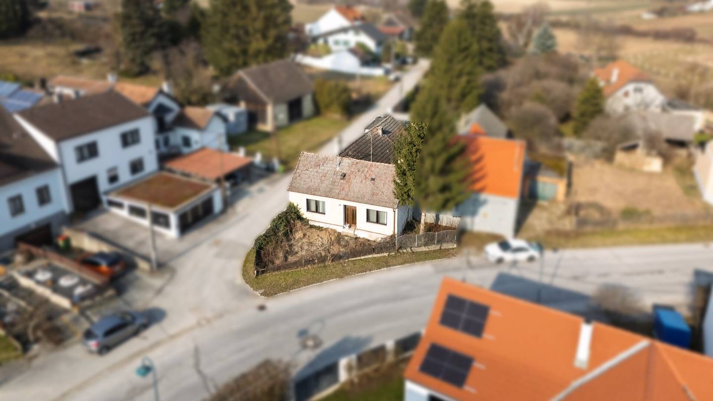 Corner plot 339m² with house in Klein-Harras