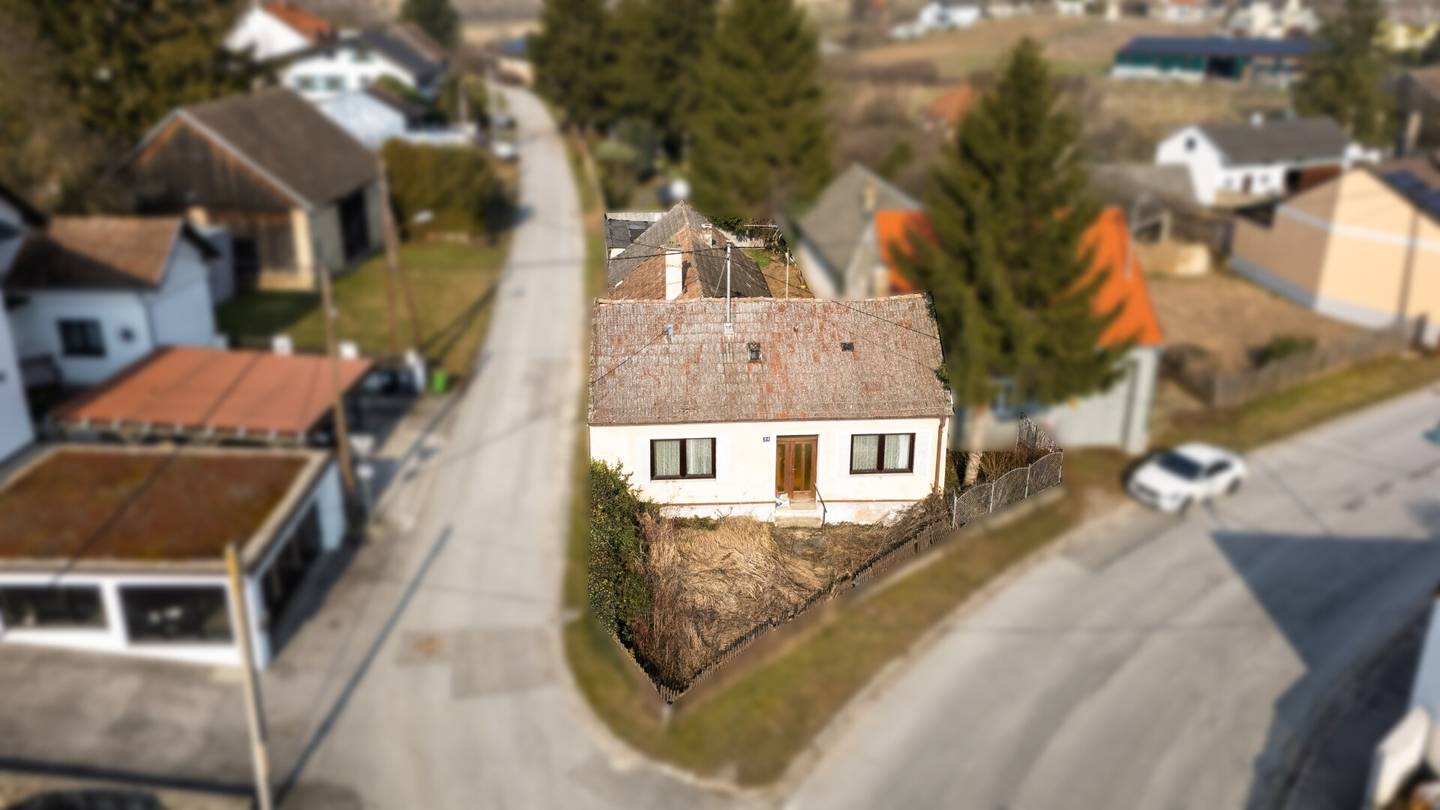 Corner plot 339m² with house in Klein-Harras