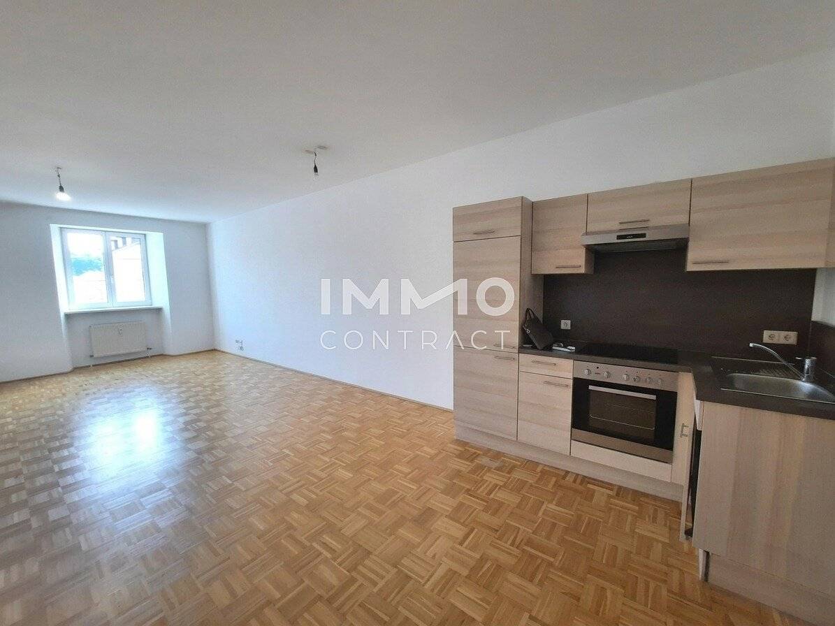 Apartment in central downtown location with lift and bright living area