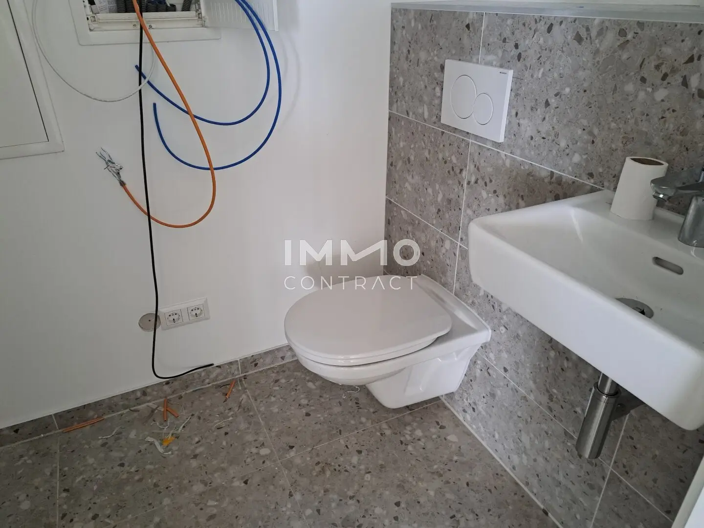Haus 2 WC mit Handwaschbecken