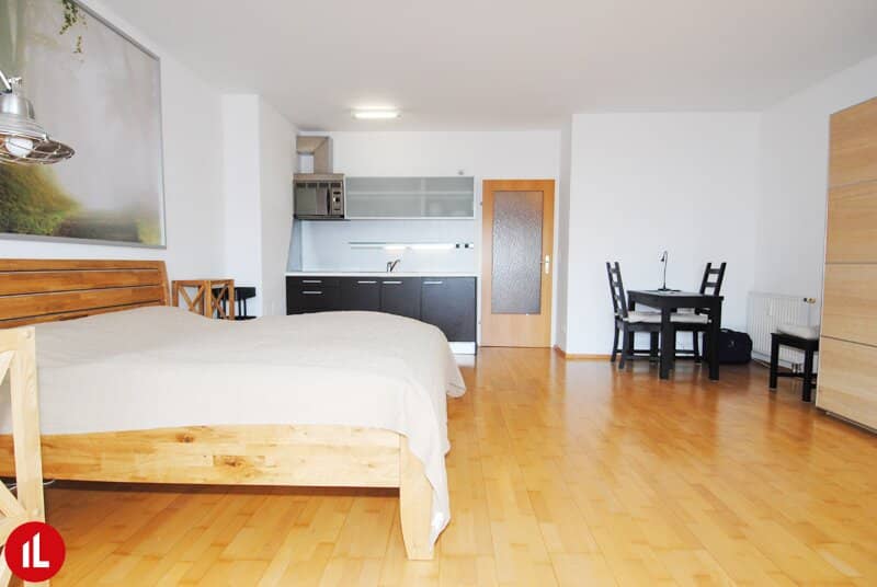 Schwechat: 42m² Garçonnière m. Loggia