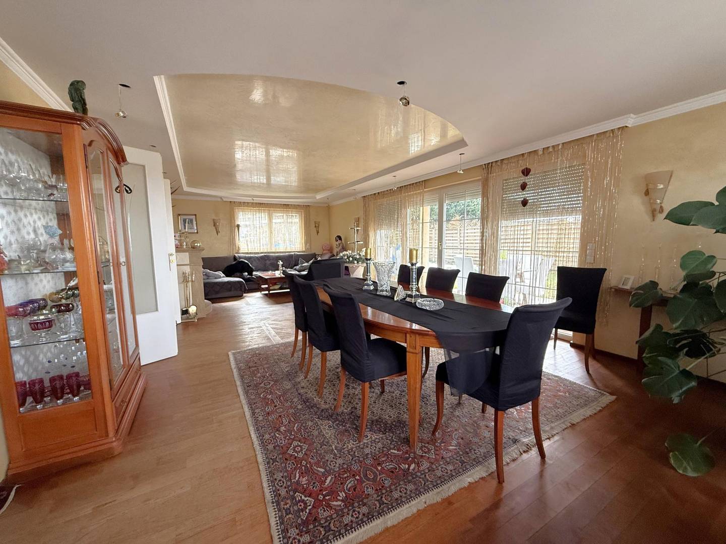Single family home with garden and pool in quiet forest edge location