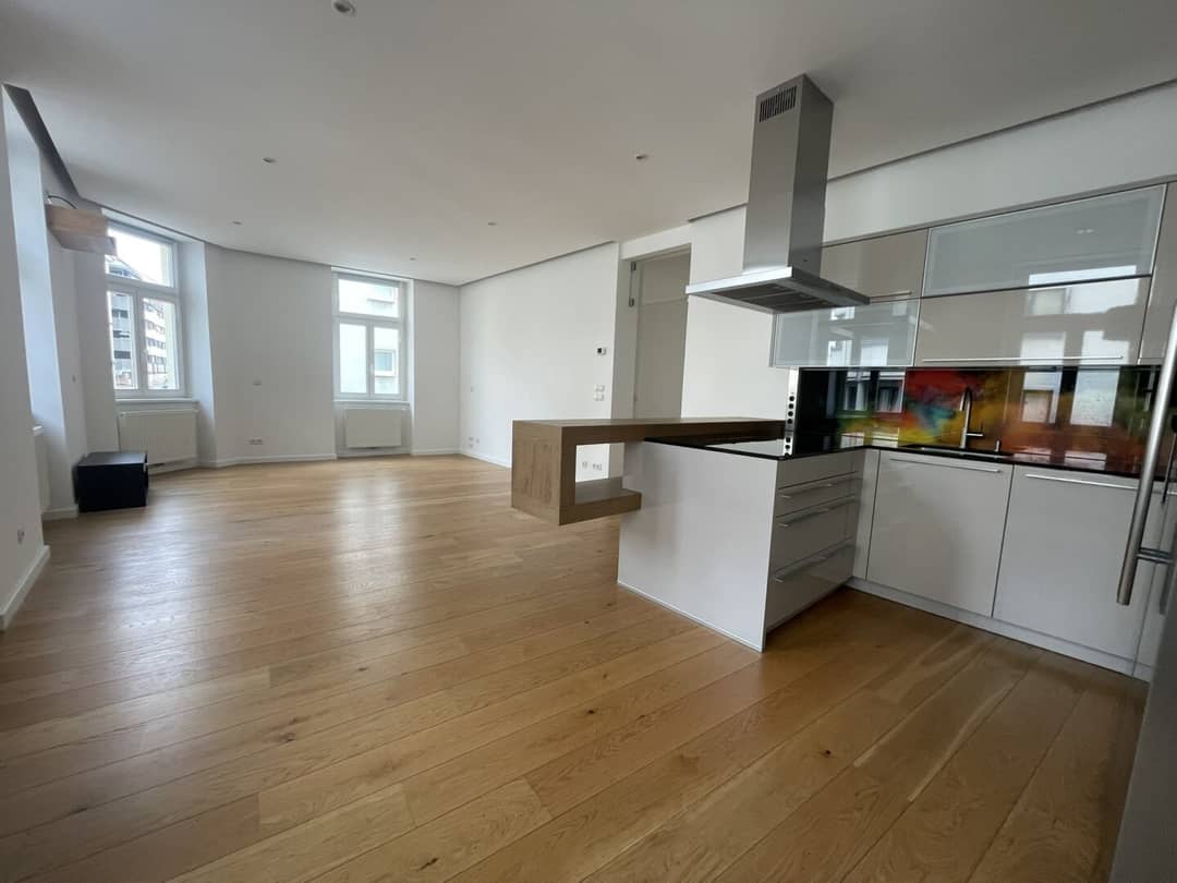 Apartment with renovated kitchen and lift
