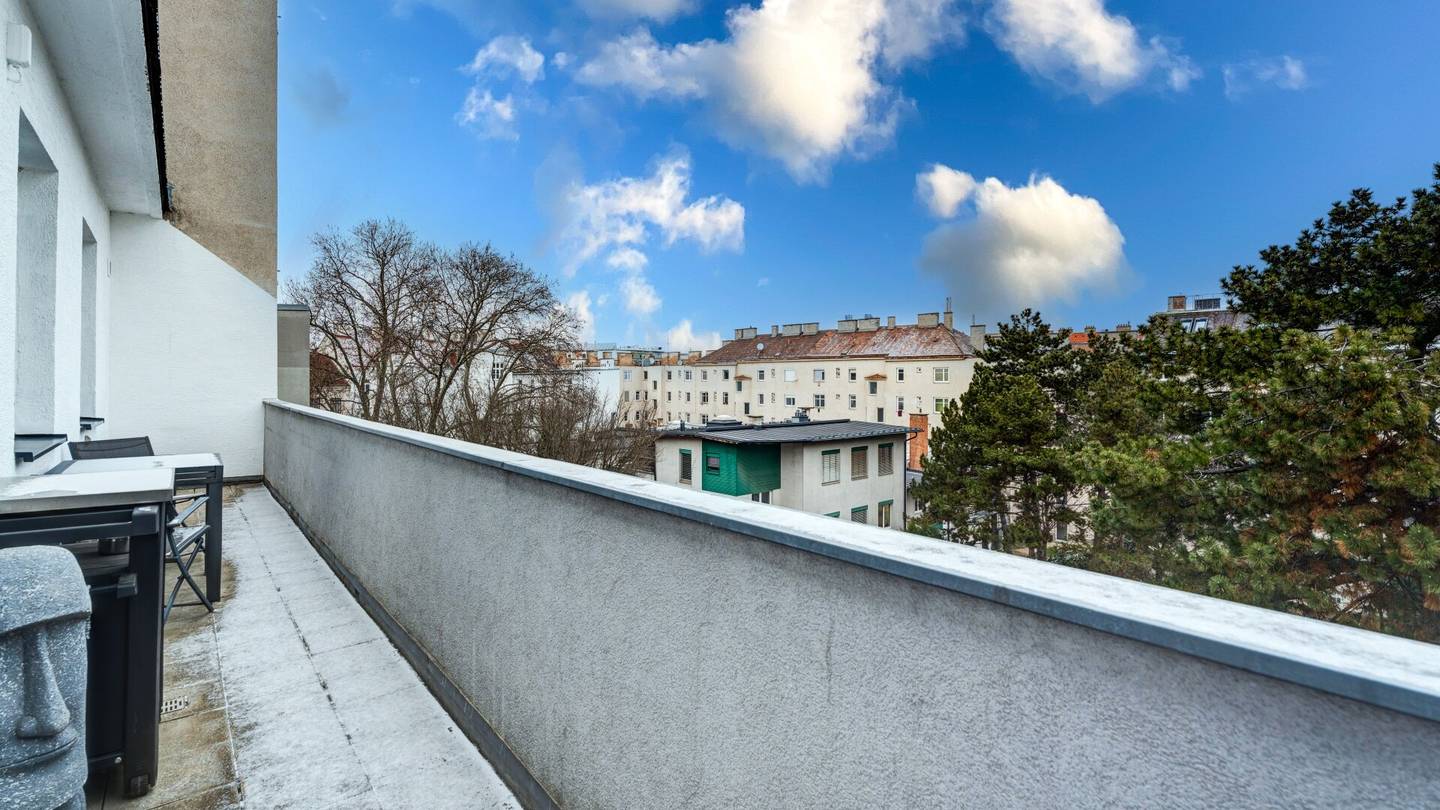 Apartment with a large balcony and a lift near subway