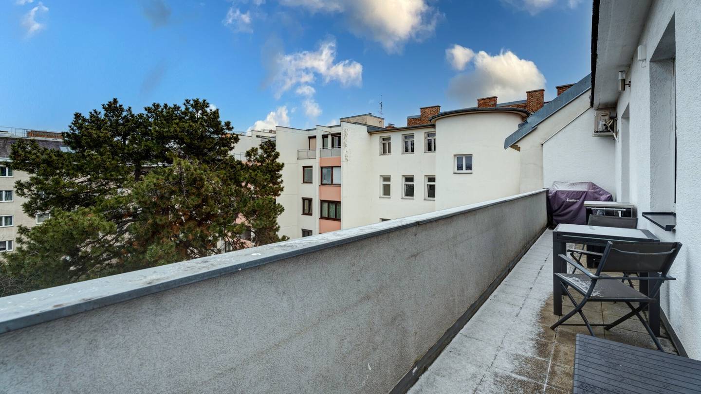 Apartment with a large balcony and a lift near subway