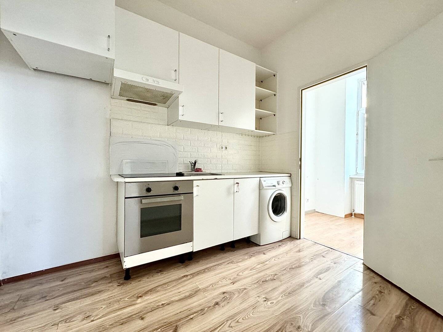 Apartment near U1 with lift and office option
