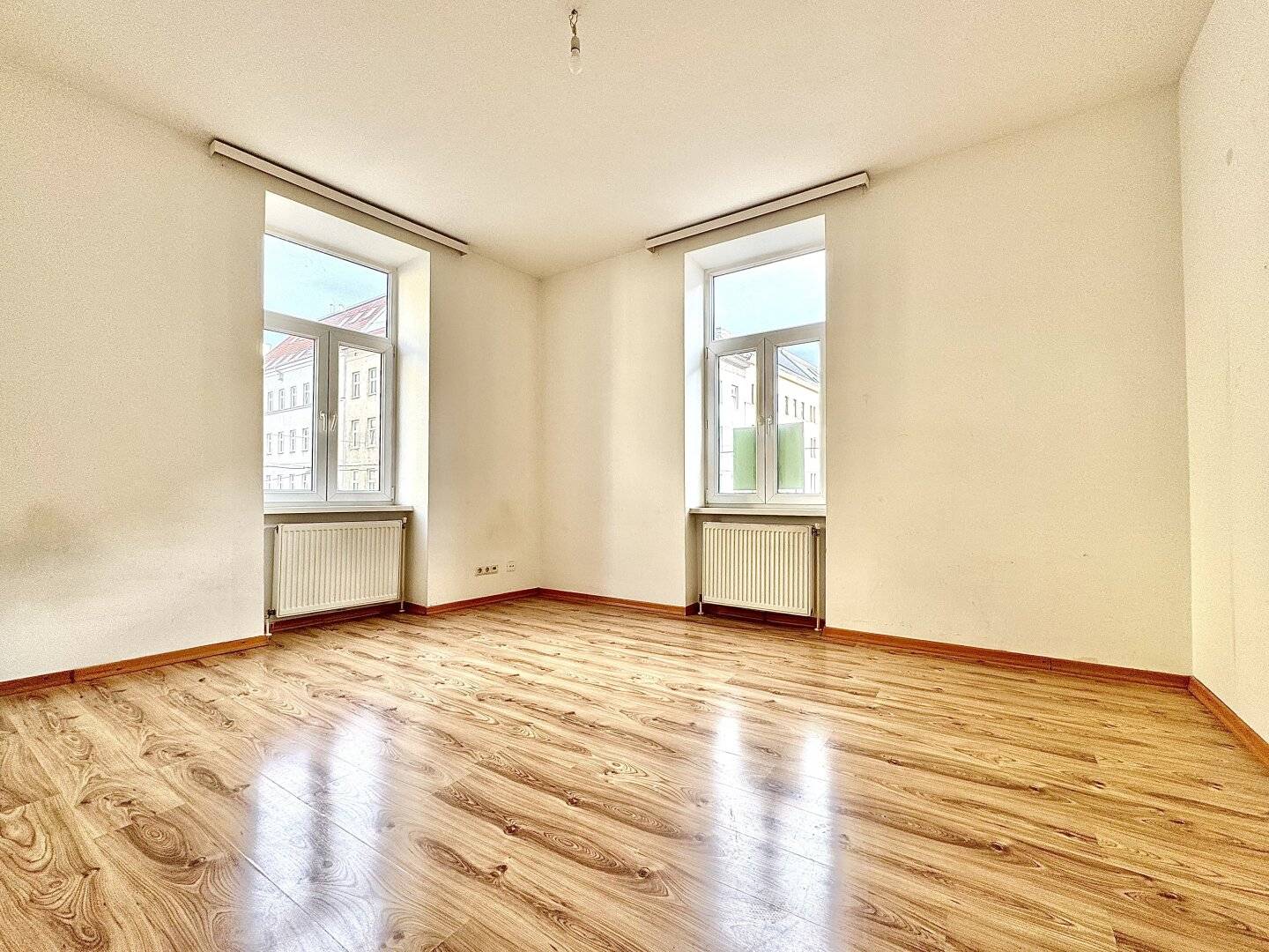 Apartment near U1 with lift and office option