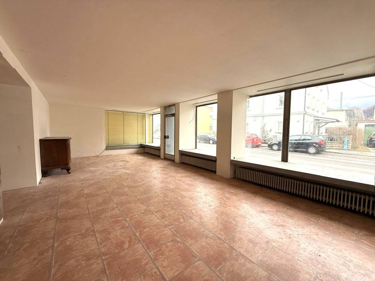 Mehrparteienhaus mit Gewerbe