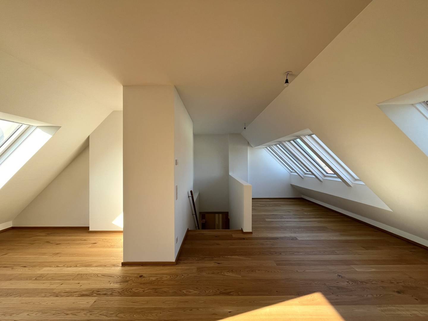 Top floor apartment with fitted kitchen and cooling