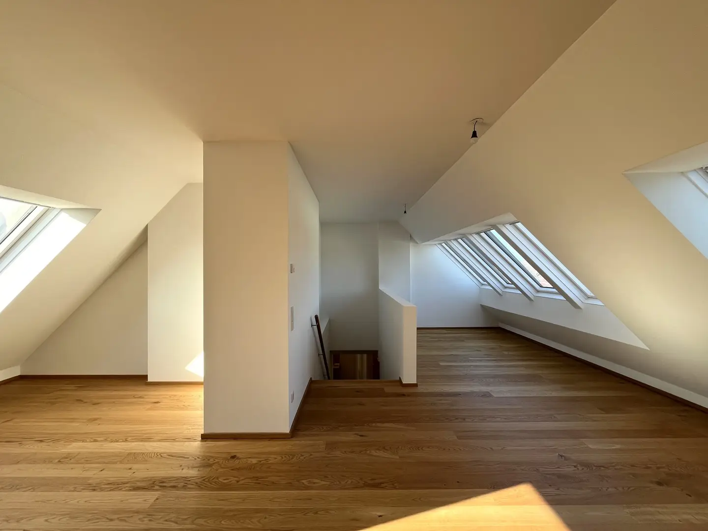 Top floor apartment with fitted kitchen and cooling