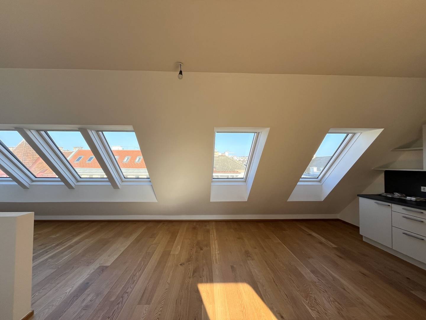 Top floor apartment with fitted kitchen and cooling
