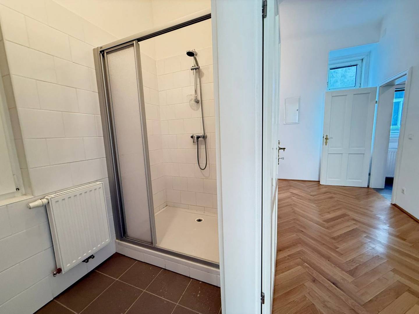 Charming old building apartment with parquet