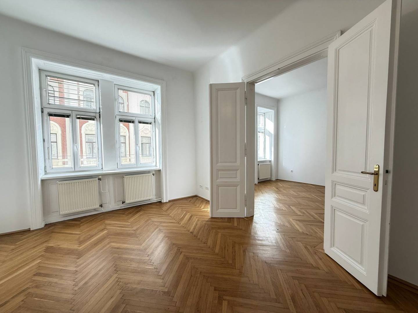 Charming old building apartment with parquet