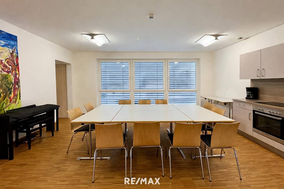 Office Space 71m² in Weer