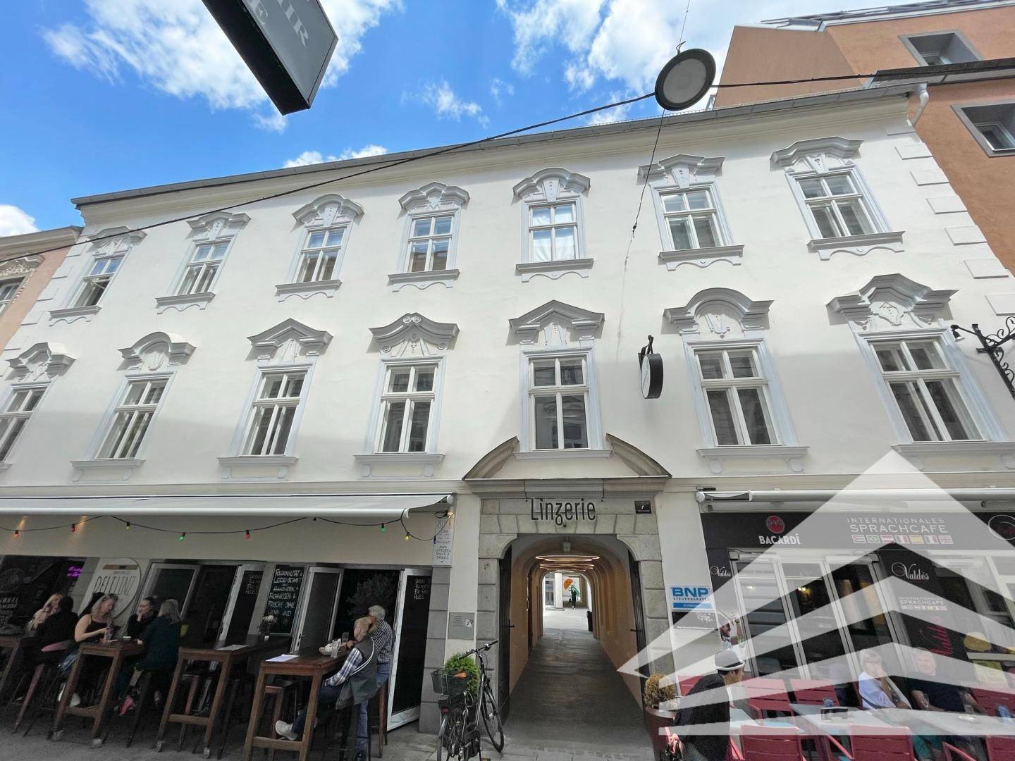 Attic apartment bright with terrace in center
