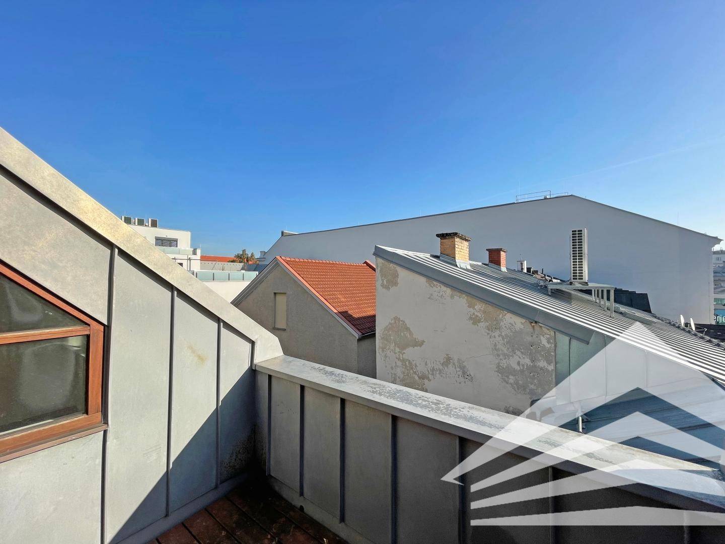 Attic apartment bright with terrace in center