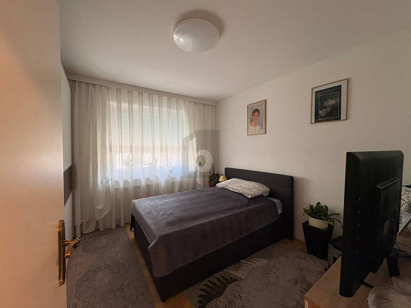 Wohnung nahe Einkaufszentrum mit Balkon