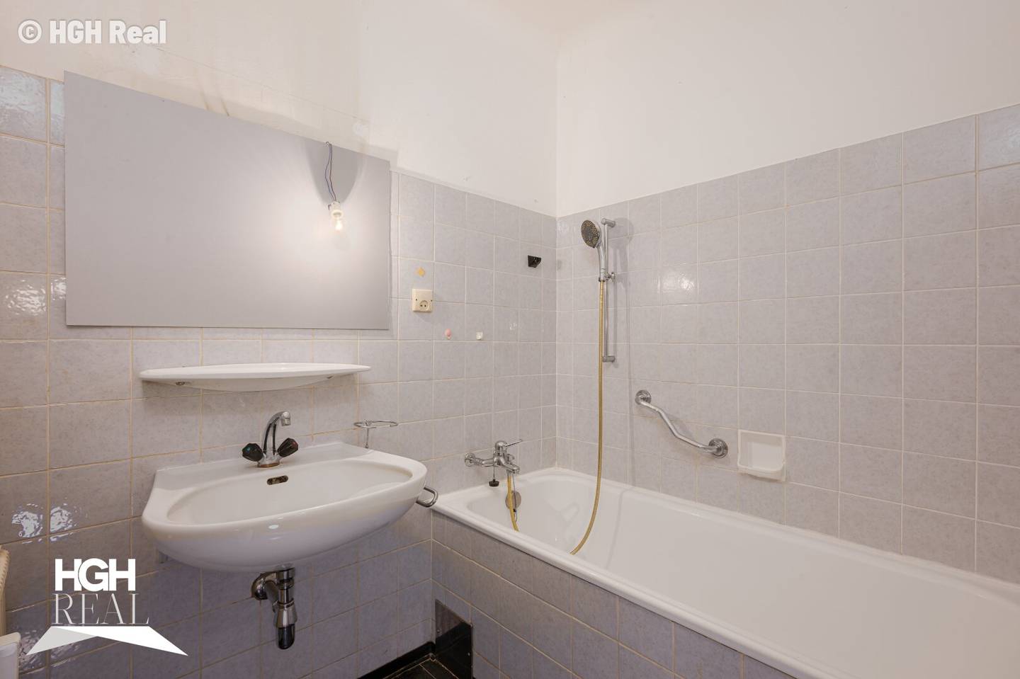 Apartment near U1 Kagraner Platz courtyard loggia