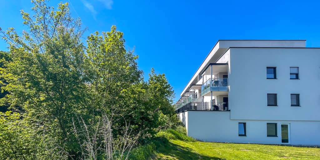 Wohnung neuwertig mit Balkon und Blick ins Grüne