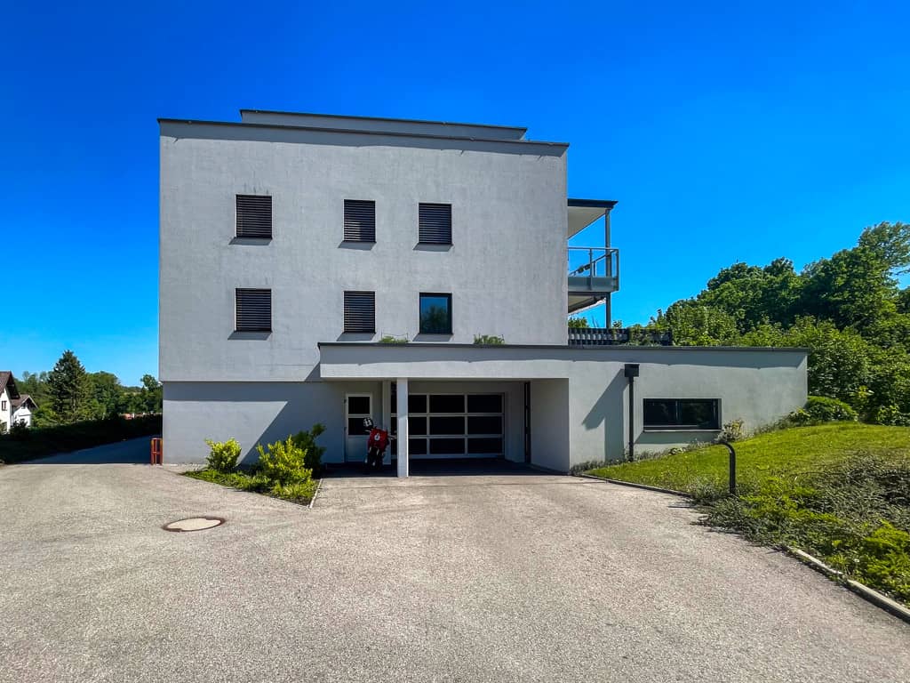 Wohnung neuwertig mit Balkon und Blick ins Grüne