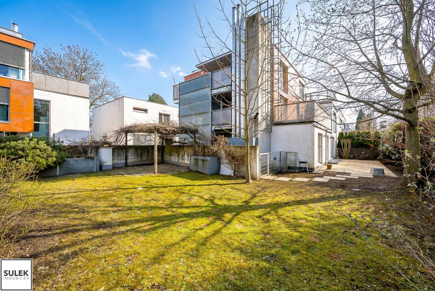 Apartment with private garden in quiet green setting