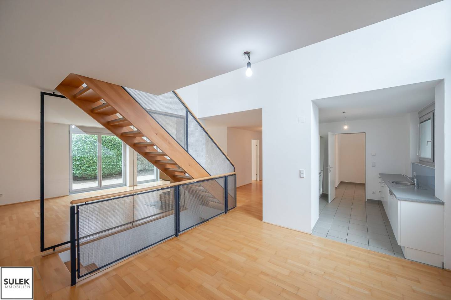 Apartment with private garden in quiet green setting