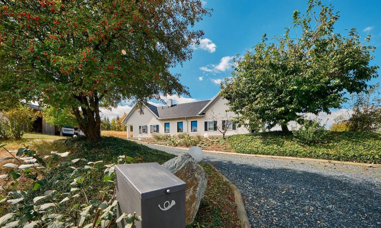 Modernes Landhaus mit großer Liegenschaft und Baureserve
