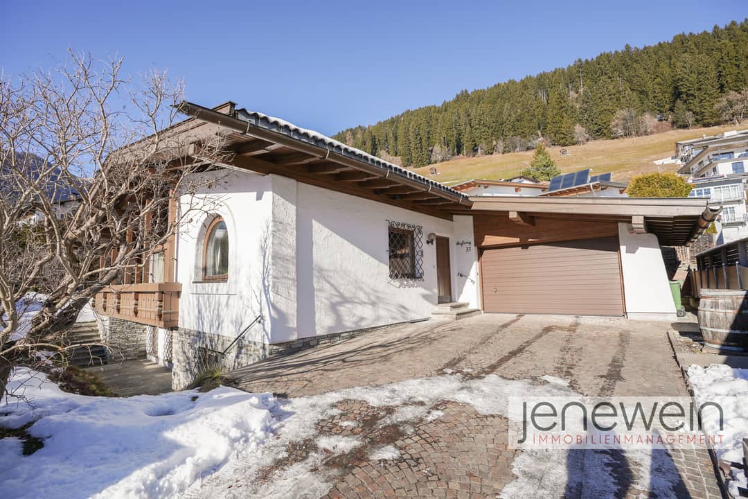 Ansicht mit Garage
