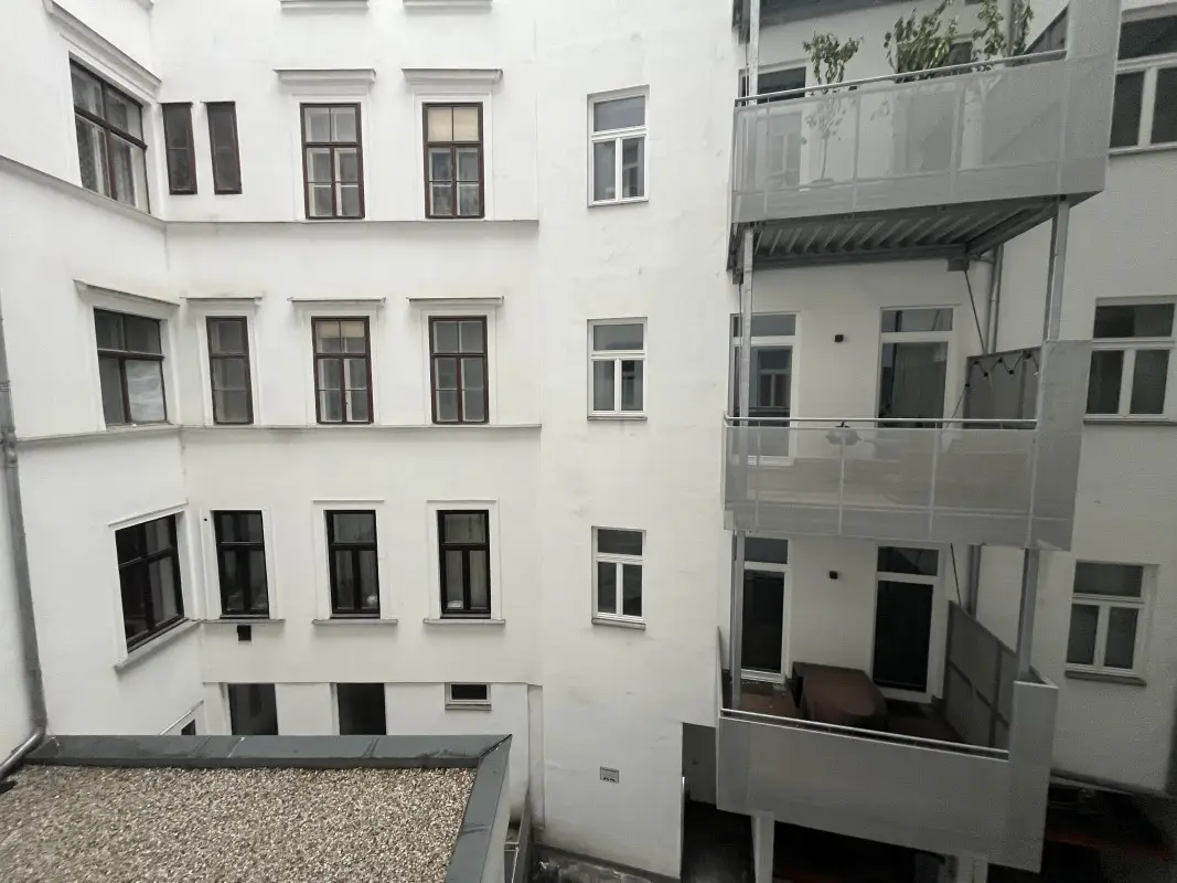 Apartment near Stadtpark in Altbau with Lift