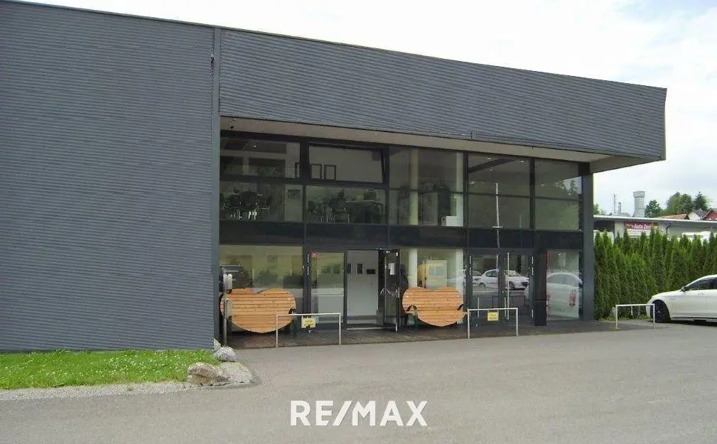 Moderne Halle mit Büro und Parkplätzen Loftwohnung