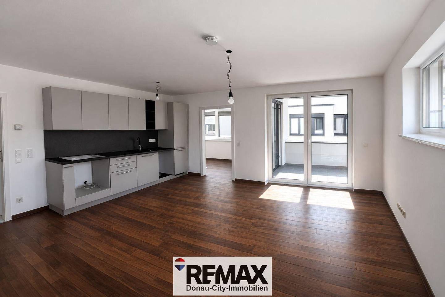 Wohnung Neubau mit Balkon und Parkplatz zentral